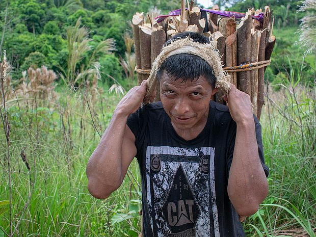 Im Projektgebiet in Guatemala: Ein Mann mit Feuerholz auf dem Rücken. ©Heifer Guatemala