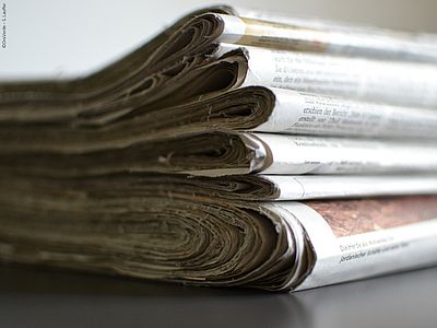 Ein Stapel aus Zeitungen